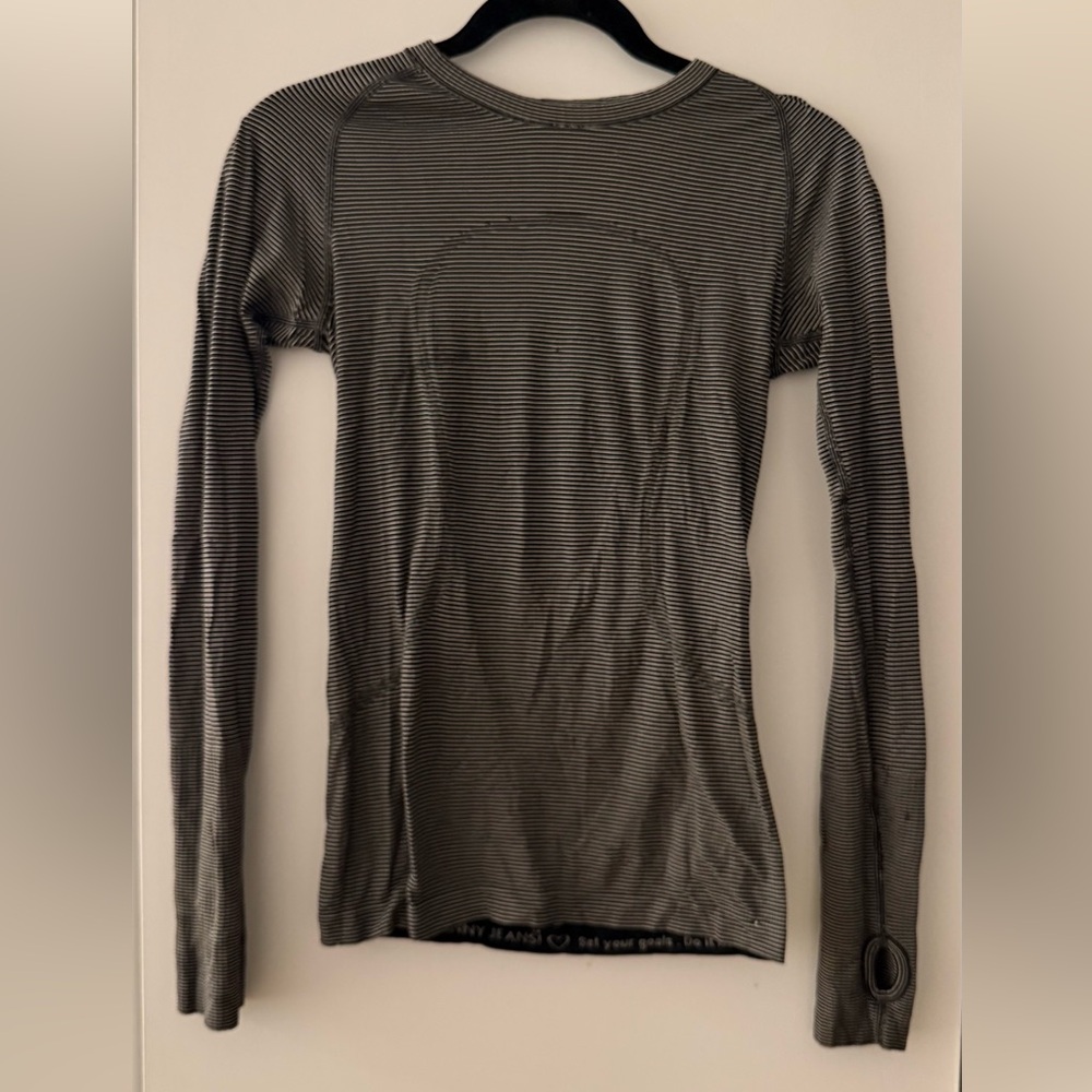 ♥️ LULULEMON. Women’s Striped Long Sleeve Crew Neck Top - navy & White